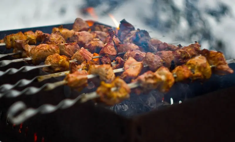 Brochette cuites sur un brasero