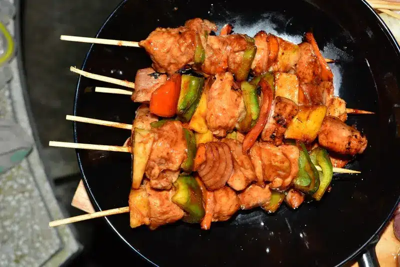 Brochettes cuites sur un barbecue