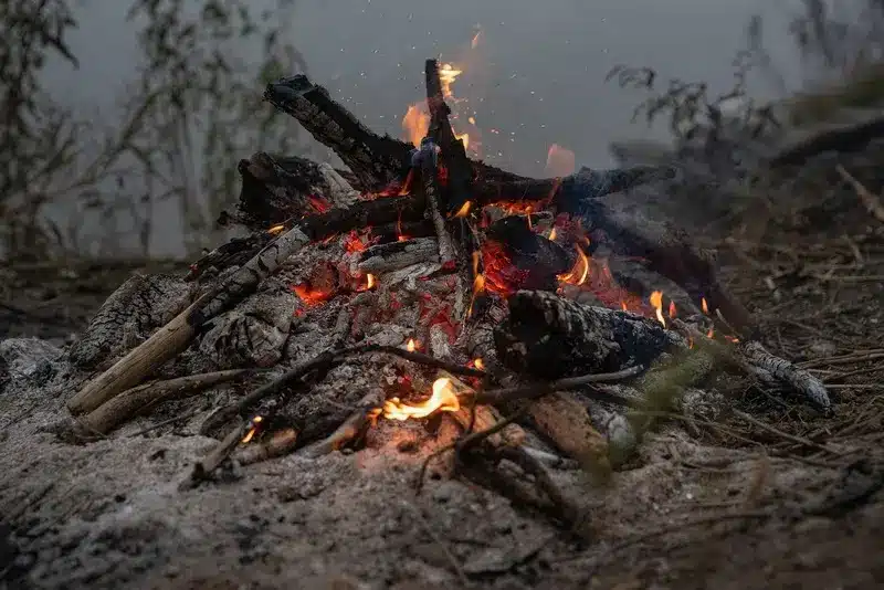 Cendres au feu de bois à l'extérieur