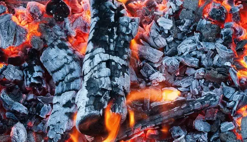 Charbons prenant feu comme au début de l'histoire du monde