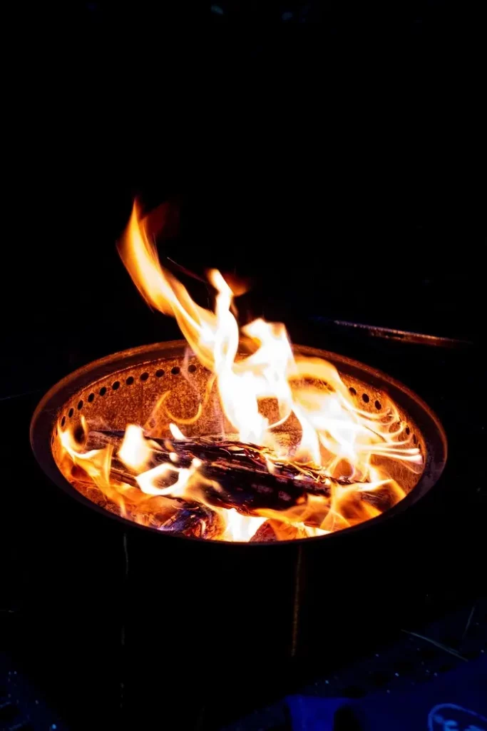 Feu d'un brasero plancha dans une nuit sombre