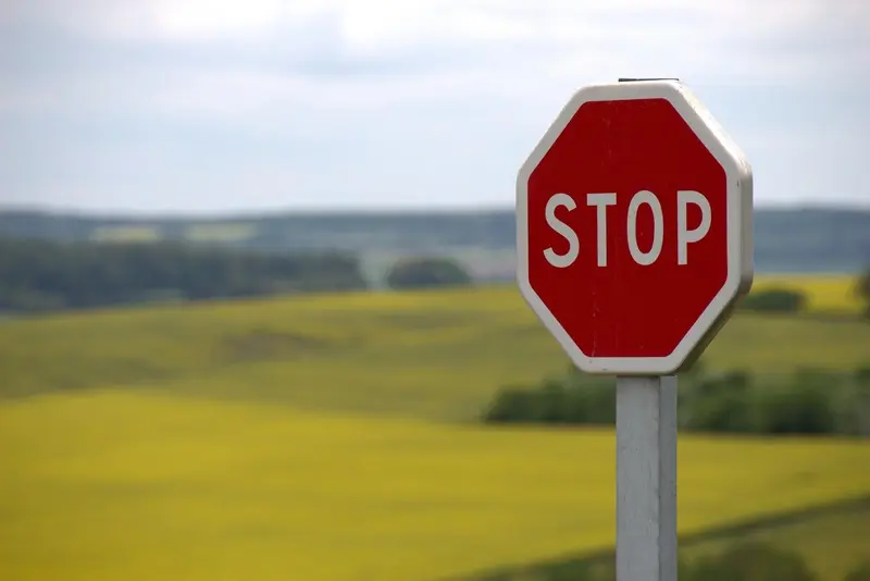 Panneau stop qui signal un potentiel danger
