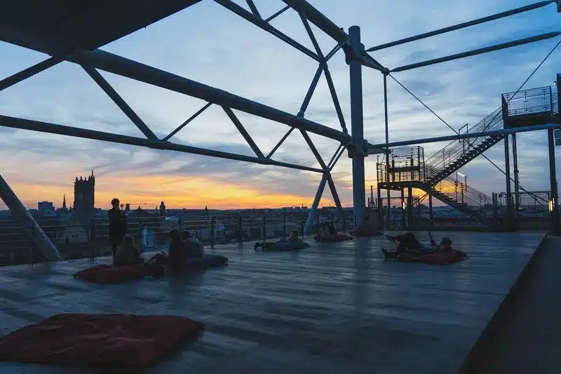 Terrasse en bois au couché de soleil