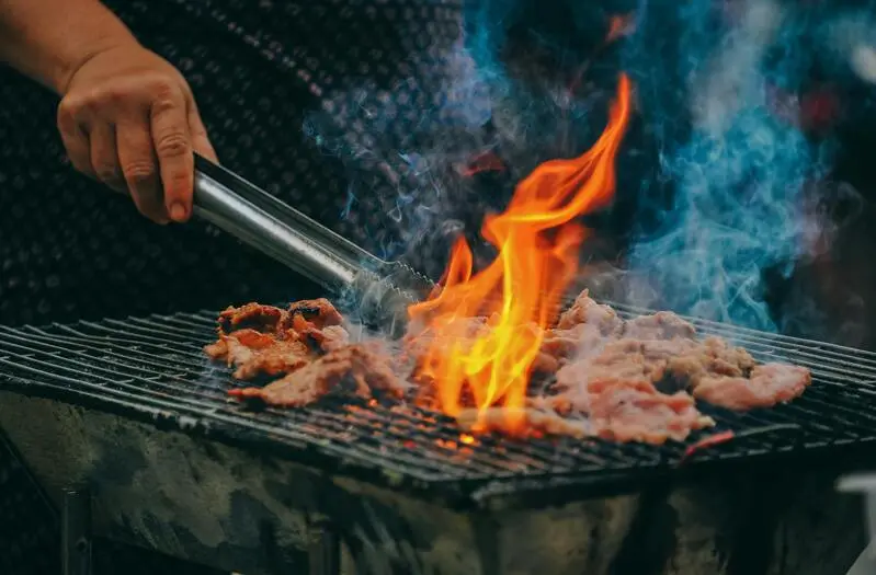 Cuisson de viandes sur un brasero extérieur