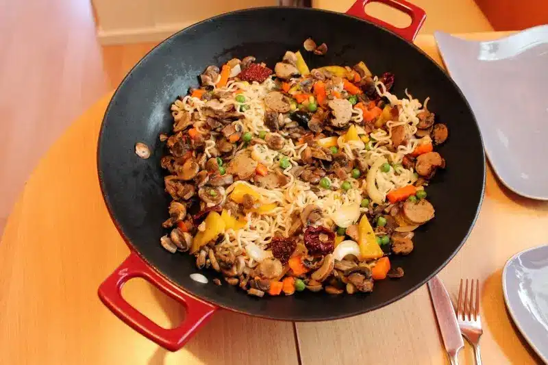 Nourriture dans un wok en cuisine asiatique