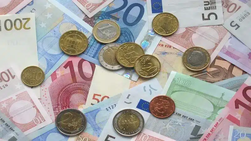 Plusieurs pièces et billets poser sur un support