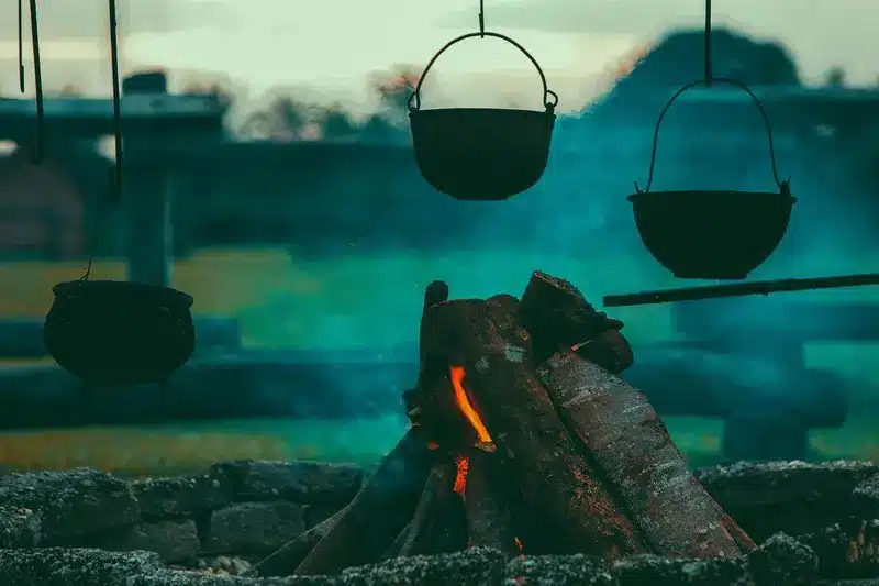 Feu de camp au feu de bois