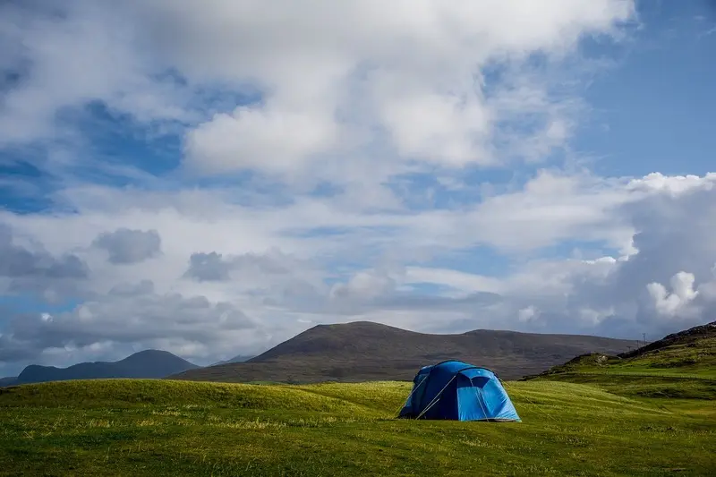 Une tente sur la terre ferme d'une montagne tel un camping